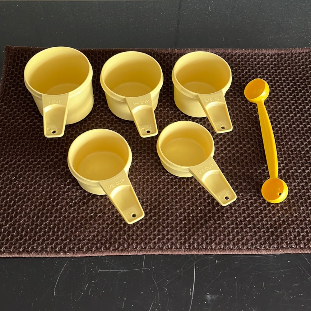 Tupperware measuring cups Mellon baller
